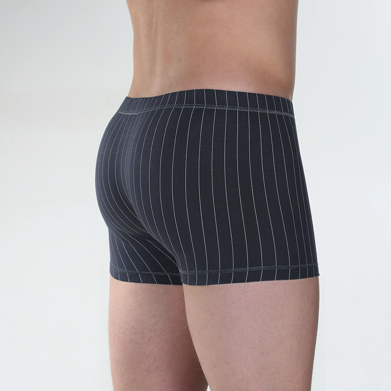 šedý s bílým proužkem